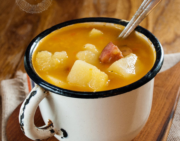 Klasyczna grochówka – przepis na domową zupę grochową