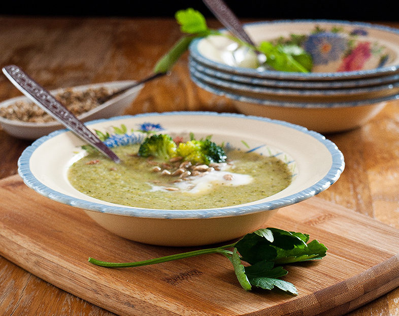 Zupa ziemniaczano-brokułowa z prażonymi ziarnami słonecznika