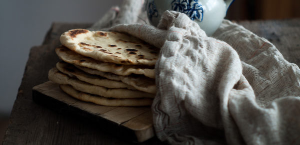 Naan – indyjskie placki chlebowe z patelni