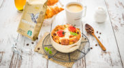 Serowa strata ze szpinakiem i pomidorami – świetna na śniadanie z kawą Veranda
